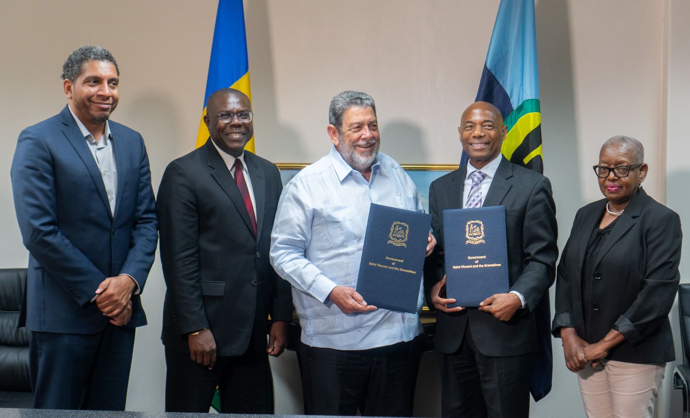 group photo with CDB delegation and St Vincent and the Grenadines Prime Minister