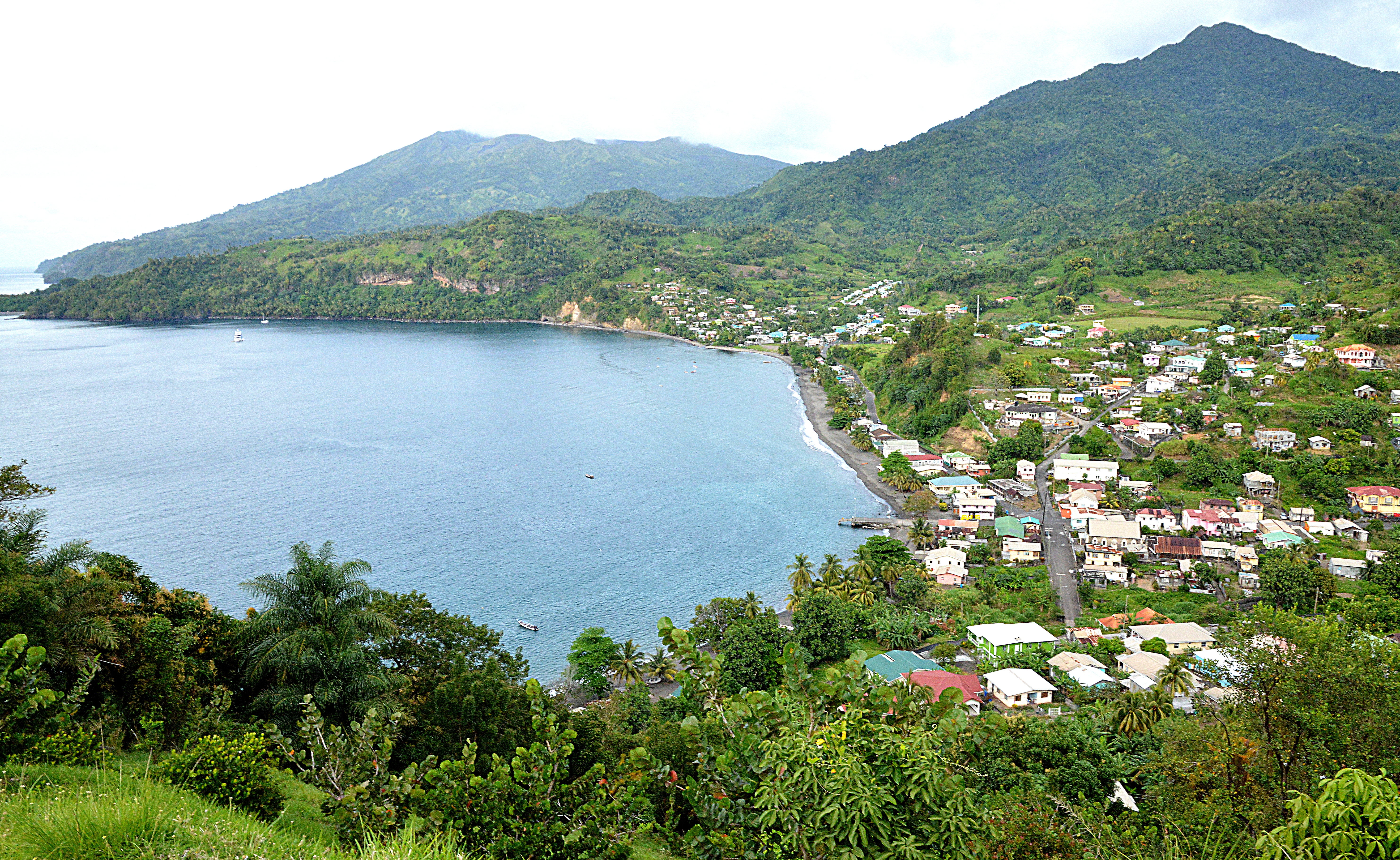 Chateaubelair is one of the 12 target communities of the “Volcano-Ready Communities in St. Vincent and the Grenadines” project. Chateaubelair (forefront) and La Soufrière (background).