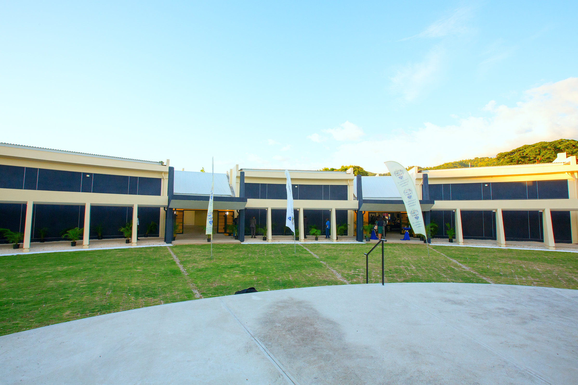 The new amphitheatre underscores the university’s commitment to developing the quality of outdoor spaces for its students.