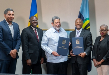 group photo with CDB delegation and St Vincent and the Grenadines Prime Minister